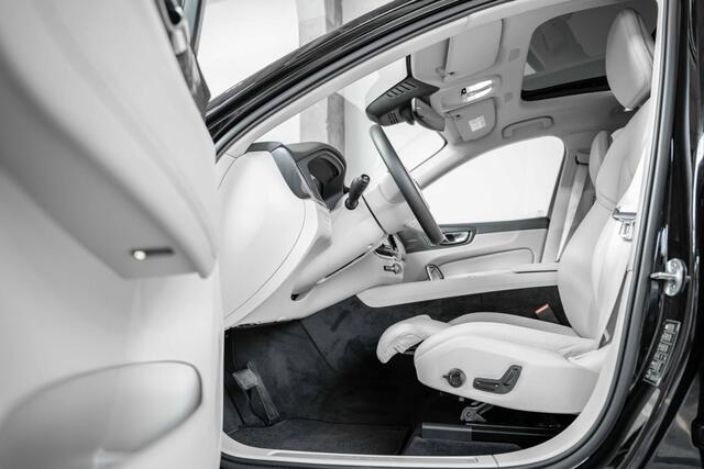Volvo XC60 T6 Automaat Plug-in hybrid AWD Plus Bright | Harman Kardon premium audio | Blond lederen bekleding | Panoramadak | Google infotainment | 4-seizoenenbanden | Adaptive cruise control | Semi-electrische wegklapbare trekhaak | 360° parkeercamera | Parkeersens
