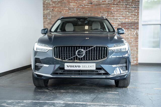 Volvo XC60 T6 Plug-in hybrid AWD Plus Bright | 4-seizoenenbanden | Google infotainment | 360° Parkeercamera | Harman Kardon premium audio | Semi Electrische trekhaak | Panoramadak | Parkeersensoren voor + achter | Longe Range | Electrische bedienbare voorstoelen met