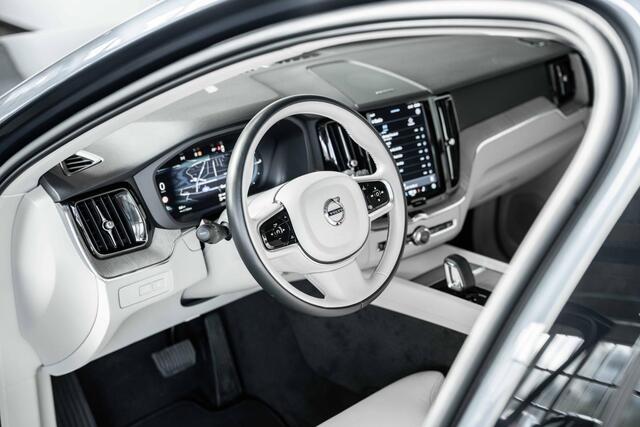 Volvo XC60 T6 Plug-in hybrid AWD Plus Bright | 4-seizoenenbanden | Google infotainment | 360° Parkeercamera | Harman Kardon premium audio | Semi Electrische trekhaak | Panoramadak | Parkeersensoren voor + achter | Longe Range | Electrische bedienbare voorstoelen met