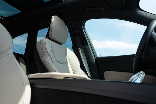 Volvo XC60 T6 AWD 350 pk Plug-in hybrid Plus Dark | Long Range | Google | Luchtvering | Head-Up Display | Schuif-/Kanteldak | 360 Camera | Getint Glas | Keyless | Zitverlenging | Stoelverwarming Voor + Achter | Memory | Elek. Stoelen | Adaptieve Cruise | Elek. Stoel