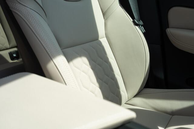 Volvo XC60 T6 AWD 350 pk Plug-in hybrid Plus Dark | Long Range | Google | Luchtvering | Head-Up Display | Schuif-/Kanteldak | 360 Camera | Getint Glas | Keyless | Zitverlenging | Stoelverwarming Voor + Achter | Memory | Elek. Stoelen | Adaptieve Cruise | Elek. Stoel