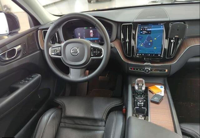 Volvo XC60 2.0 T8 Plug-in hybrid AWD Ultimate Bright | 455PK | Long Range| Trekhaak | Luchtvering | 360° Camera | Massage | Stoel koeling | Stoel + Stuur verwarming | HUD | VOL