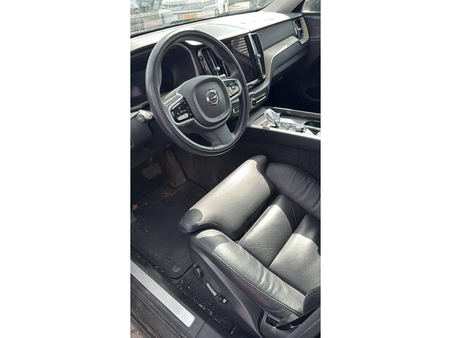 Volvo XC60 2.0 T6 AWD 250kW/340pk Aut8 AWD Inscription Exclusive Facelift HARMAN/KARDON + PANORAMADAK + EL.TREKHAAK + HEAD-UP + ADAPT.CRUISE + PILOT ASSIST + STOEL-&STUURVERWARMING + CAMERA + PD-GLASS + KEYLESS ENTRY&GO + PARKSENSOREN + 19" LM-VELGEN!!