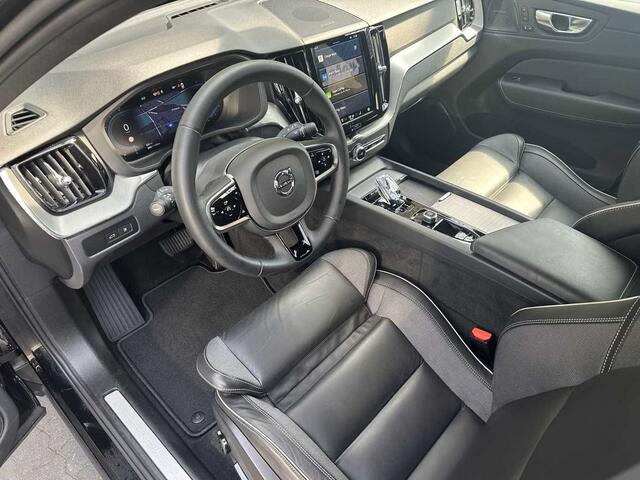 Volvo XC60 2.0 T8 Plug-in hybrid AWD Plus Black (335kW/455PK) FULL OPTION (PANO / TREKH) ** 1e EIG - Ex VOLVO) ** INFORMEER OOK NAAR ONZE AANTREKKELIJKE FINANCIAL-LEASE TARIEVEN **