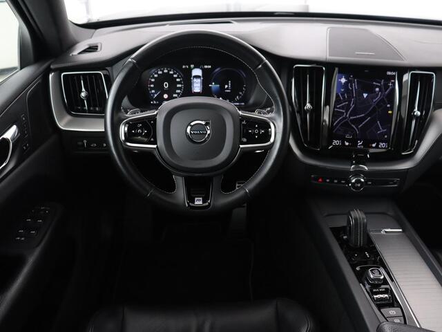 Volvo XC60 2.0 Recharge T8 AWD R-Design | Panoramadak | Head-Up | Trekhaak | 360 Camera | Leder | Stoelverwarming | Harman/Kardon | Carplay | Achterbankverwarming | Digital Cockpit | Full LED