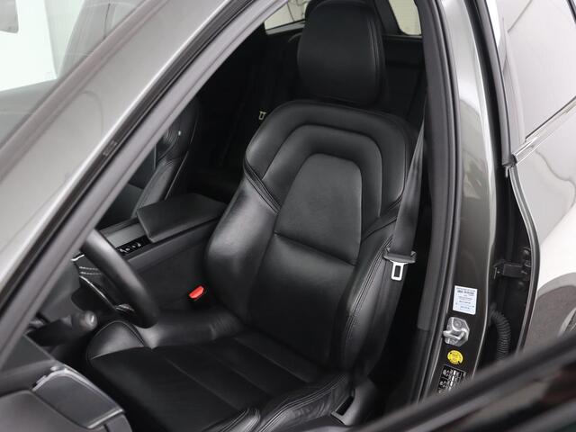 Volvo XC60 2.0 Recharge T8 AWD R-Design | Panoramadak | Head-Up | Trekhaak | 360 Camera | Leder | Stoelverwarming | Harman/Kardon | Carplay | Achterbankverwarming | Digital Cockpit | Full LED