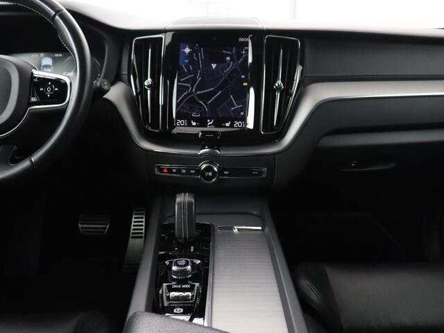 Volvo XC60 2.0 Recharge T8 AWD R-Design | Panoramadak | Head-Up | Trekhaak | 360 Camera | Leder | Stoelverwarming | Harman/Kardon | Carplay | Achterbankverwarming | Digital Cockpit | Full LED