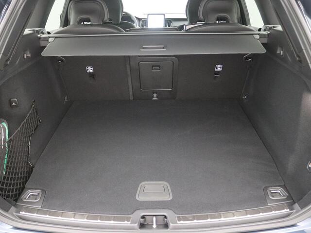 Volvo XC60 2.0 T6 Plug-in hybrid AWD Plus Black Edition Trekhaak inklapbaar, Panoramadak, 22" velgen, Getint Glas, Nappa Leder, 360 Camera, Elek. stoelen, Stoelverwarming, Keyless, Dodehoek Detectie, LED koplampen