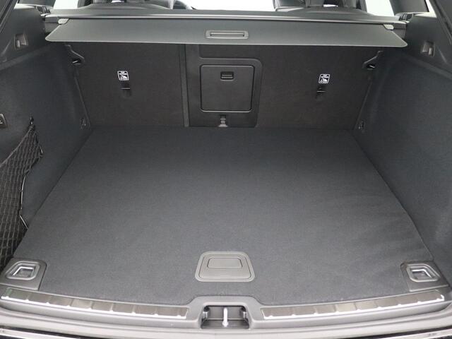 Volvo XC60 2.0 T6 Plug-in hybrid AWD Plus Black Edition Trekhaak inklapbaar, Panoramadak, 22" velgen, Getint Glas, Nappa Leder, 360 Camera, Elek. stoelen, Stoelverwarming, Keyless, Dodehoek Detectie, LED koplampen