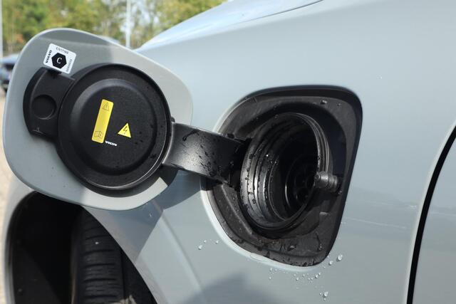 Volvo XC60 2.0 T6 Plug-in hybrid AWD Ultra Dark | Luchtvering | Bowers en Willkins audio | 360 camera |