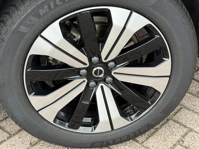 Volvo XC60 2.0 T8 Plug-in hybrid AWD Ultimate Bright | Nieuw Binnen | 455PK | Long Range| Trekhaak | Luchtvering | 360° Camera | Massage | Stoel koeling | Stoel + Stuur verwarming | HUD | VOL