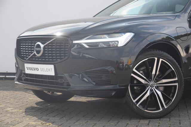 Volvo XC60 T6 340PK Automaat Recharge AWD R-Design / Cruise control / Harman Kardon Audio / Elektrische achterklep / Apple carplay / parkeersensoren met camera / Elektrische stoelen / Panoramadak / Sportstoelen / Stoel - en stuurwielverwarming / Keyless entry