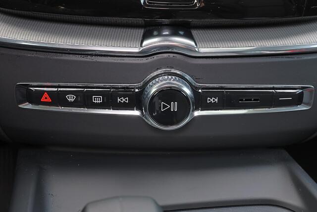 Volvo XC60 T6 Recharge AWD Plus Dark - LONG RANGE - Panorama/schuifdak - IntelliSafe Assist & Surround - Harman/Kardon audio - Adaptieve LED koplampen - Parkeercamera achter - Verwarmde voorstoelen, stuur & achterbank - Parkeersensoren voor & achter - Elektr. bedien