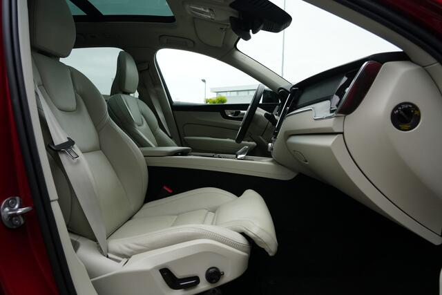 Volvo XC60 2.0 T8 Plug-in hybrid AWD Ultimate Dark 455pk Panoramadak/Stoelverwarming/360Camera