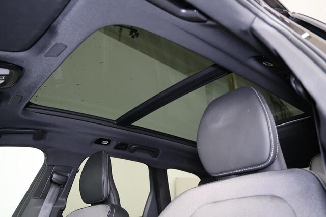 Volvo XC60 T8 Recharge AWD Plus Black Edition - LONG RANGE - Panorama/schuifdak - IntelliSafe Assist & Surround - 360º Camera - Harman/Kardon audio - Adaptieve LED koplampen - Verwarmde voorstoelen, stuur & achterbank - Parkeersensoren voor & achter - Elektr. bedien