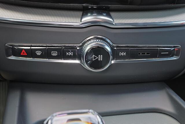 Volvo XC60 T8 Recharge AWD Plus Black Edition - LONG RANGE - Panorama/schuifdak - IntelliSafe Assist & Surround - 360º Camera - Harman/Kardon audio - Adaptieve LED koplampen - Verwarmde voorstoelen, stuur & achterbank - Parkeersensoren voor & achter - Elektr. bedien