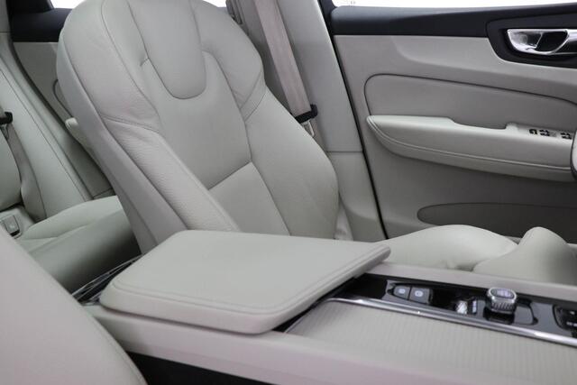 Volvo XC60 2.0 B5 Momentum Exclusive | LIGHTNING PACK | PANORAMADAK | LEDER | 360 CAMERA