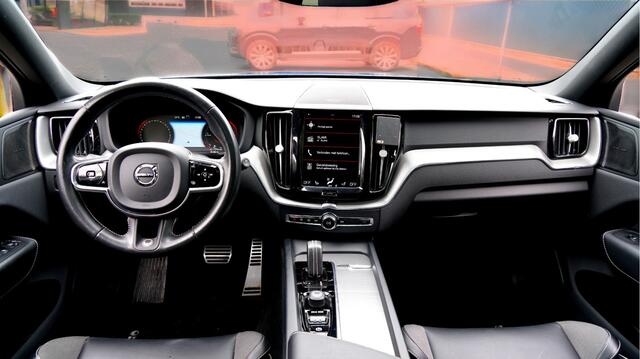 Volvo XC60 2.0 T8 AWD 287kW/407pk Aut8 Recharge R-Design Polestar! PANORAMADAK + HEICO PAKKET + PILOT ASSIST + HARMAN/KARDON + EL.TREKHAAK + PILOT ASSIST + BLIS + STOEL-&STUURVERWARMING + 360 CAMERA + LANE ASSIST + PARKSENSOREN V&A + 22" LM-VELGEN!!