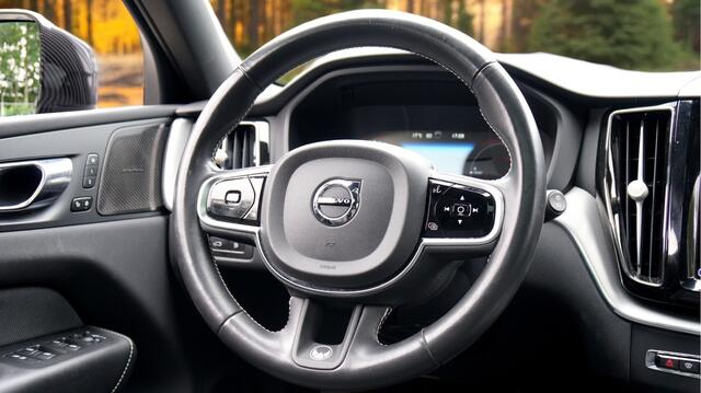 Volvo XC60 2.0 T8 AWD 287kW/407pk Aut8 Recharge R-Design Polestar! PANORAMADAK + HEICO PAKKET + PILOT ASSIST + HARMAN/KARDON + EL.TREKHAAK + PILOT ASSIST + BLIS + STOEL-&STUURVERWARMING + 360 CAMERA + LANE ASSIST + PARKSENSOREN V&A + 22" LM-VELGEN!!