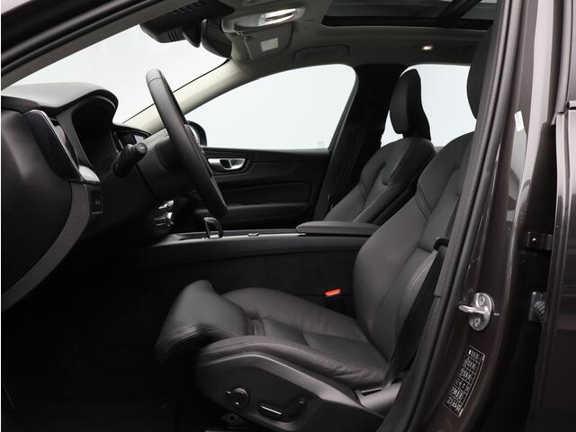Volvo XC60 2.0 T6 Plug-in hybrid AWD Plus Dark / Trekhaak / Pano. dak / Stoel- + stuurwielverwarming / 360 camera / Elek. verstelbare stoelen / Achterbankverwarming / BLIS / Pilot assist
