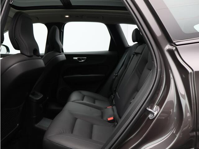 Volvo XC60 2.0 T6 Plug-in hybrid AWD Plus Dark / Trekhaak / Pano. dak / Stoel- + stuurwielverwarming / 360 camera / Elek. verstelbare stoelen / Achterbankverwarming / BLIS / Pilot assist