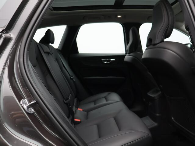 Volvo XC60 2.0 T6 Plug-in hybrid AWD Plus Dark / Trekhaak / Pano. dak / Stoel- + stuurwielverwarming / 360 camera / Elek. verstelbare stoelen / Achterbankverwarming / BLIS / Pilot assist