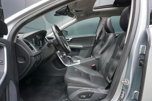 Volvo XC60 2.0 D4 Automaat FWD Polar+ | Origineel NL | Panoramadak | Camera | Leder | Trekhaak |