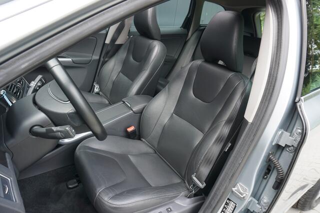 Volvo XC60 2.0 D4 Automaat FWD Polar+ | Origineel NL | Panoramadak | Camera | Leder | Trekhaak |