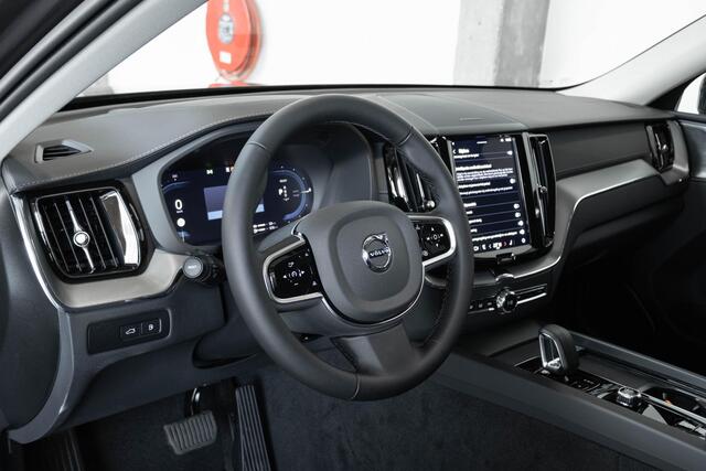 Volvo XC60 2.0 T8 Plug-in hybrid AWD Ultra Dark | Luchtvering | 455 PK Systeemvermogen | 21" Lichtmetalen Velgen | Semi-Elektrische Trekhaak 13-Polig | Head-Up Display | Harman Kardon Premium Audio | Google infotainment | Longe Range |