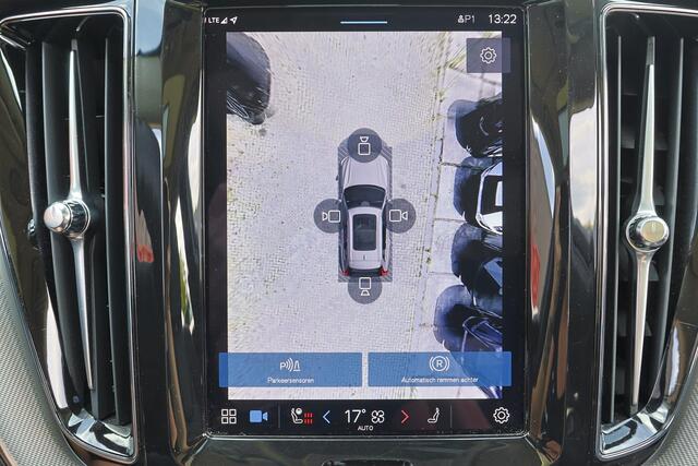 Volvo XC60 T6 Recharge AWD Plus Dark - LONG RANGE - Panorama/schuifdak - IntelliSafe Assist & Surround - 360º Camera - Harman/Kardon audio - Adaptieve LED koplampen - Verwarmde voorstoelen, stuur & achterbank - Parkeersensoren voor & achter - Elektr. bedienb. voorst