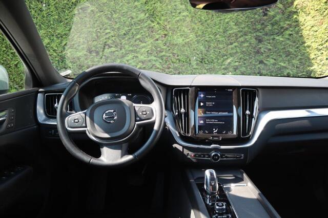 Volvo XC60 2.0 T8 Twin Engine AWD Momentum | Schuif/kanteldak | Trekhaak | Leder | Intellisafe Pro |