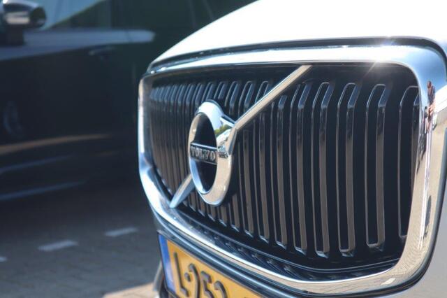 Volvo XC60 2.0 T8 Twin Engine AWD Momentum | Schuif/kanteldak | Trekhaak | Leder | Intellisafe Pro |