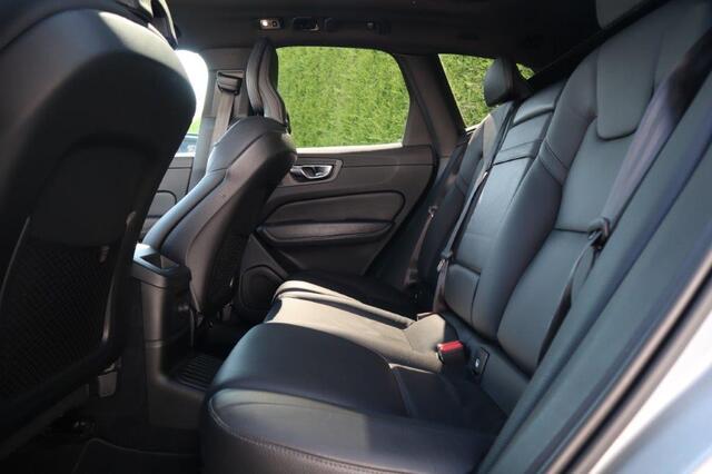 Volvo XC60 2.0 T8 Twin Engine AWD Momentum | Schuif/kanteldak | Trekhaak | Leder | Intellisafe Pro |