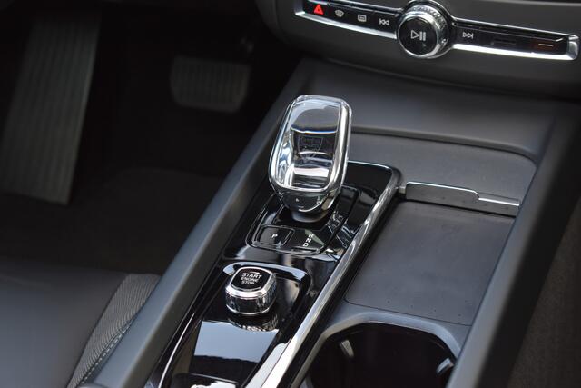 Volvo XC60 T6 AWD 350PK Plug-in hybrid Plus Dark | BLIS | ACC | Trekhaak | Elec.stoelen | 4-seiz.banden |