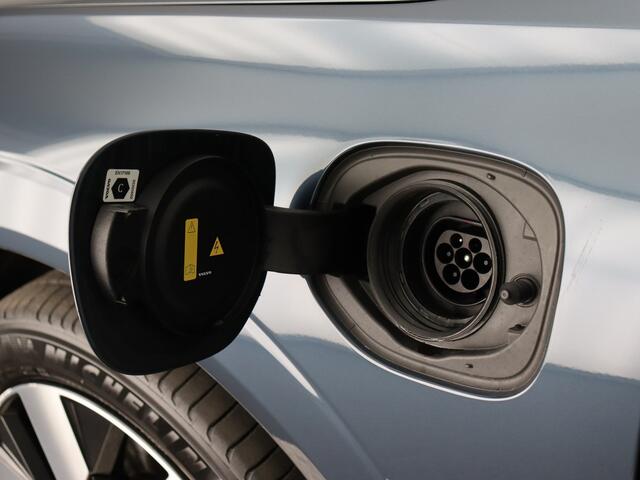 Volvo XC60 2.0 T6 Plug-in hybrid AWD Plus Black Edition (Elek. Trekhaak-achterklep / Pano / Stoelverw. V+A)