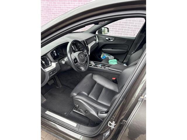 Volvo XC60 2.0 B4 AWD Inscription | Trekhaak | Harman Kardon Audio | Stoel- / Stuurverwarming | Cruise Control | Parkeercamera | Power Seat | Getint Glas | Parkeerverwarming | Verwarmbare Voorruit | DAB | Parkeersensoren Voor + Achter |