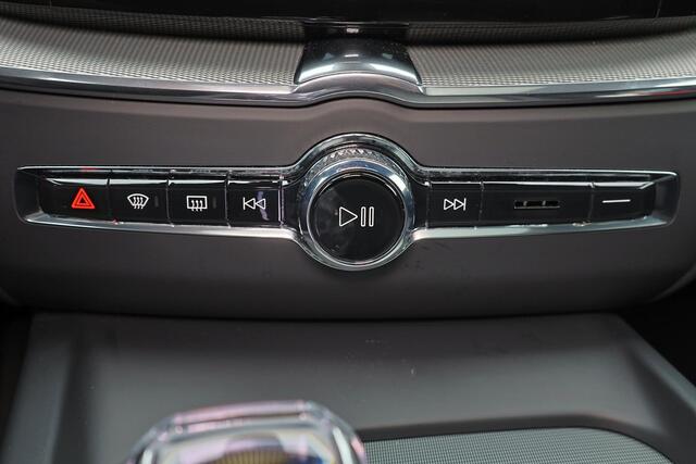 Volvo XC60 T6 Recharge AWD Ultra Black Edition - LONG RANGE - Luchtvering - Panorama/schuifdak - IntelliSafe Assist & Surround - 360º Camera - Adaptieve LED koplampen - Verwarmde voorstoelen, stuur & achterbank - Parkeersensoren voor & achter - Elektr. bedienb. voor