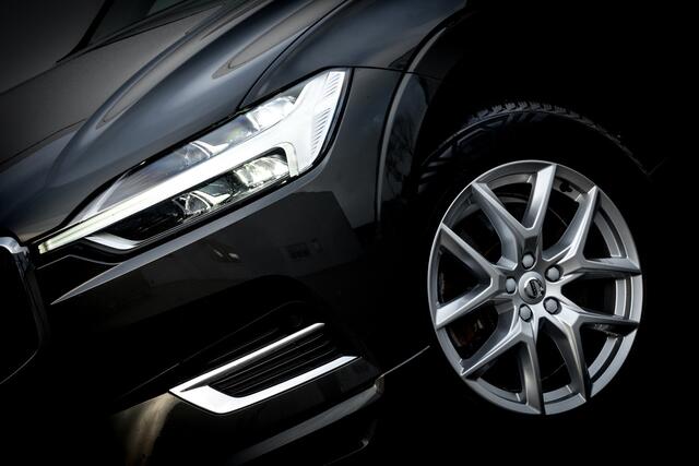 Volvo XC60 T8 Twin Engine AWD Momentum | Panoramadak | Luchtvering | Leder | Adapt. Cruise | Getint glas