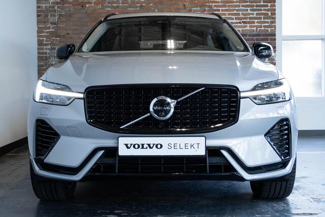 Volvo XC60 T6 Plug-in hybrid AWD Ultra Dark | Verwarmde Voorstoelen, Stuurwiel en Achterbank | Panoramisch Schuif-/Kanteldak | Semi- Elektrische Trekhaak | Harman Kardon Premium Audio | 360-Camera | Adaptieve Cruise Control | Draadloze Telefoonlader