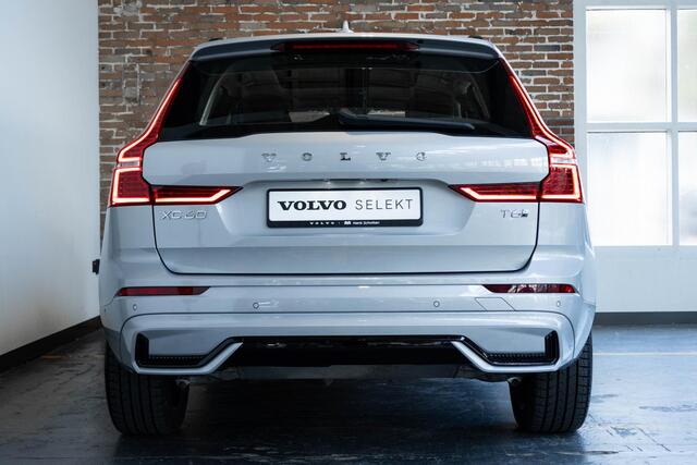 Volvo XC60 T6 Plug-in hybrid AWD Ultra Dark | Verwarmde Voorstoelen, Stuurwiel en Achterbank | Panoramisch Schuif-/Kanteldak | Semi- Elektrische Trekhaak | Harman Kardon Premium Audio | 360-Camera | Adaptieve Cruise Control | Draadloze Telefoonlader
