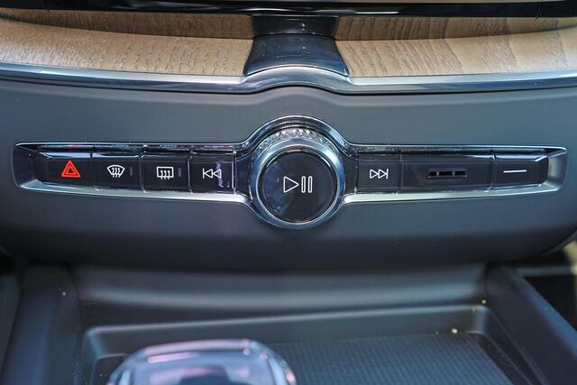 Volvo XC60 T6 Plug-in hybrid AWD Ultra Dark - Luchtvering - Panorama/schuifdak - IntelliSafe Assist & Surround - 360º Camera - Harman/Kardon audio - Adaptieve LED koplampen - Nappaleder - Verwarmde voorstoelen, stuur & achterbank - Stoelventilatie - Parkeersensoren 