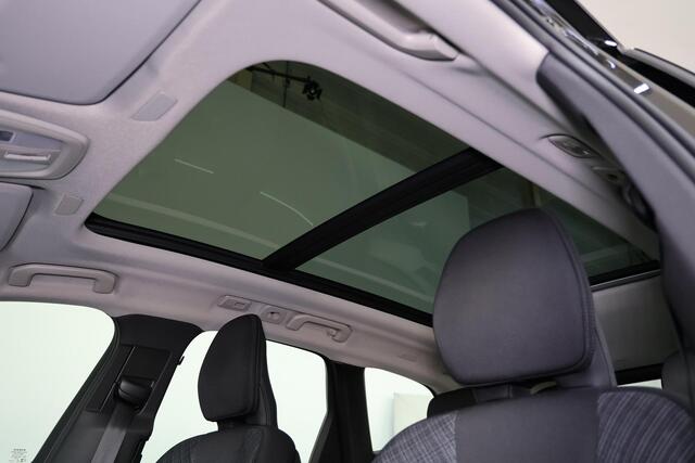 Volvo XC60 T6 Recharge AWD Core Bright - LONG RANGE - Panorama/schuifdak - IntelliSafe Assist & Surround - Parkeercamera achter - Verwarmde voorstoelen, stuur & achterbank - Parkeersensoren voor & achter - Draadloze tel. lader - Elektr. inklapbare trekhaak - 18' LMV