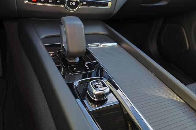 Volvo XC60 T6 Recharge AWD Core Bright - LONG RANGE - Panorama/schuifdak - IntelliSafe Assist & Surround - Parkeercamera achter - Verwarmde voorstoelen, stuur & achterbank - Parkeersensoren voor & achter - Draadloze tel. lader - Elektr. inklapbare trekhaak - 18' LMV