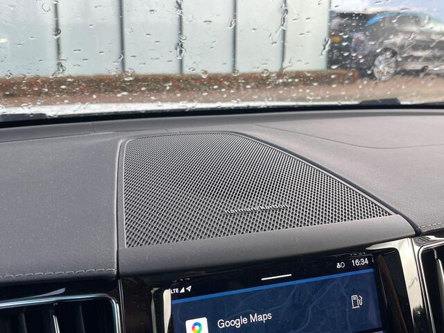 Volvo XC60 B5 Ultimate Dark | Trekhaak | Harman & Kardon | Stoel/stuur verwarming | Panorama dak | Adaptieve cruise control | Elektrisch verstelbare voorstoelen met memory |