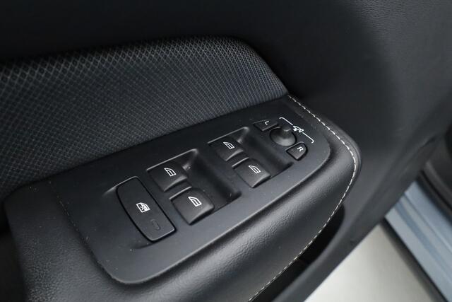 Volvo XC60 T6 Plug-in hybrid R-Design | Pano | Elek. Trekhaak | H&K | Pilot Assist | CarPlay | Navi | Stoel- Stuurverw.