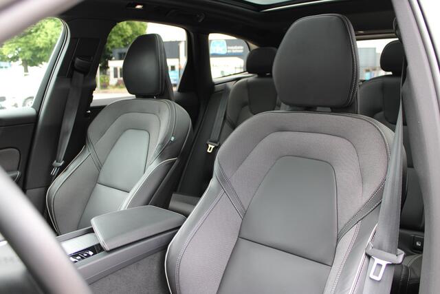 Volvo XC60 T6 350PK Plug-in hybrid AWD Plus Dark | Adaptieve Cruise Control met Pilot Assist | Elektrisch bedienbaar panoramisch schuif-/kanteldak | Premium audio by Harman Kardon | Elektrische voorstoelen met geheugen | Verwarmbare voorstoelen + stuurwiel