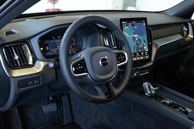 Volvo XC60 2.0 T6 Plug-in hybrid AWD Plus Black Edition | Verwacht Nov. 2025 | Luchtvering | Head-Up Display | 360º Camera | Schuif/Kantel-Panoramadak | Google Infotainment | 21" Lichtmetalen Wielen |