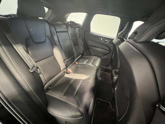 Volvo XC60 2.0 T5 AWD R-Design | Navigatie/Android/Apple Carplay | LM Velgen 19" | Voorstoelen Verwarmd | PDC Voor en Achter + Achteruitrijcamera |