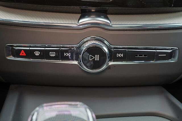 Volvo XC60 T6 Recharge AWD Ultra Dark - Luchtvering - Panorama/schuifdak - IntelliSafe Assist & Surround - 360º Camera - Adaptieve LED koplampen - Verwarmde voorstoelen, stuur & achterbank - Parkeersensoren voor & achter - Elektr. bedienb. voorstoelen met geheugen -