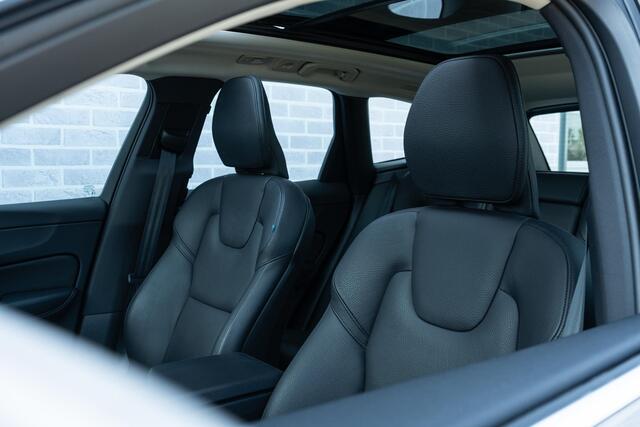 Volvo XC60 T6 Plug-in hybrid AWD Plus Bright | Long Range | Parkeerverwarming | Panoramadak | Lederen bekleding | Elektr. verst. stoelen |